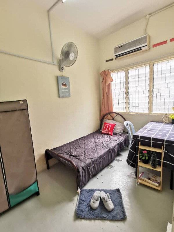room for rent, medium room, bandar sri damansara, Low Rental. Room for rent Bandar Sri Damansara