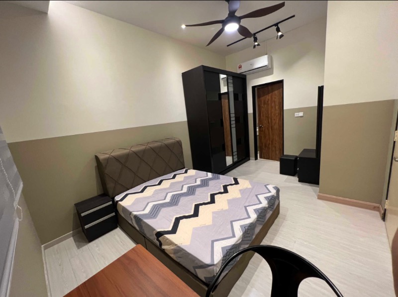 room for rent, full unit, villa puteri road, Fully furnished middle room at villa puteri female unit
