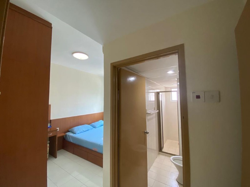 room for rent, duplex, damansara perdana, Duplex with a balcony